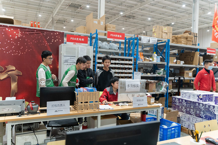 情系學(xué)子|院校領(lǐng)導(dǎo)走訪京東，看望電商實(shí)訓(xùn)學(xué)生！