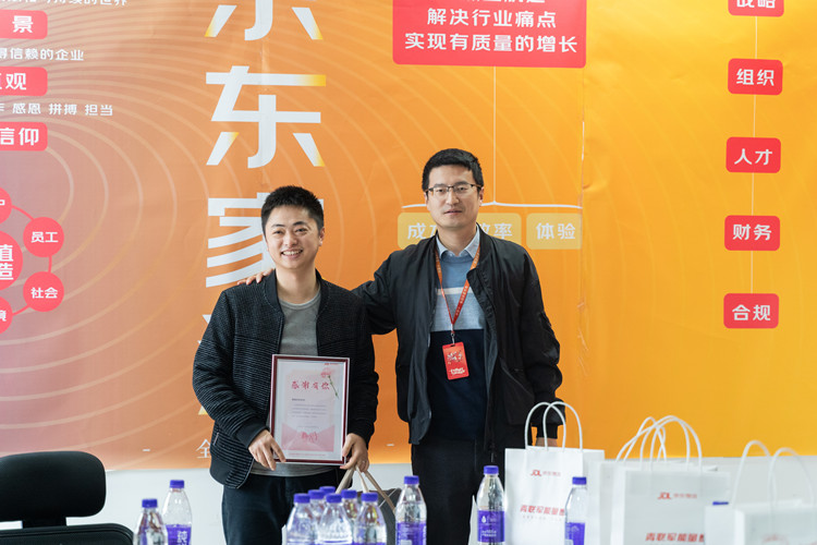 情系學(xué)子|院校領(lǐng)導(dǎo)走訪京東，看望電商實(shí)訓(xùn)學(xué)生！