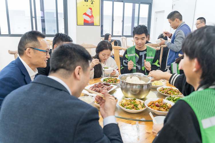 情系學(xué)子|院校領(lǐng)導(dǎo)走訪京東，看望電商實(shí)訓(xùn)學(xué)生！