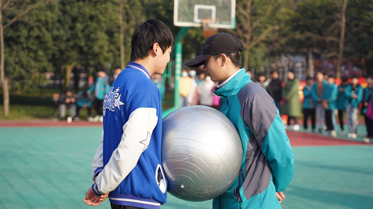 超“燃”運(yùn)動會！成都新華冬季運(yùn)動會“圖”擊現(xiàn)場！