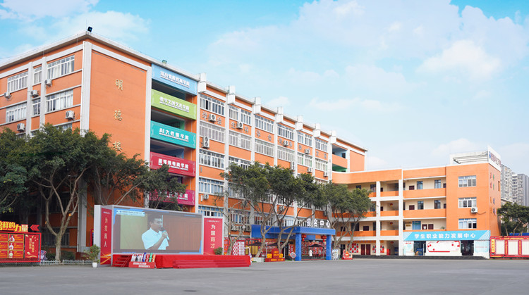 為什么總勸你來校實(shí)地考察？好學(xué)校不怕比較！