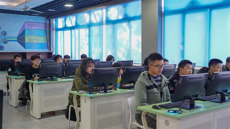 新學(xué)期 新氣象2022新華第一次升旗儀式隆重舉行！