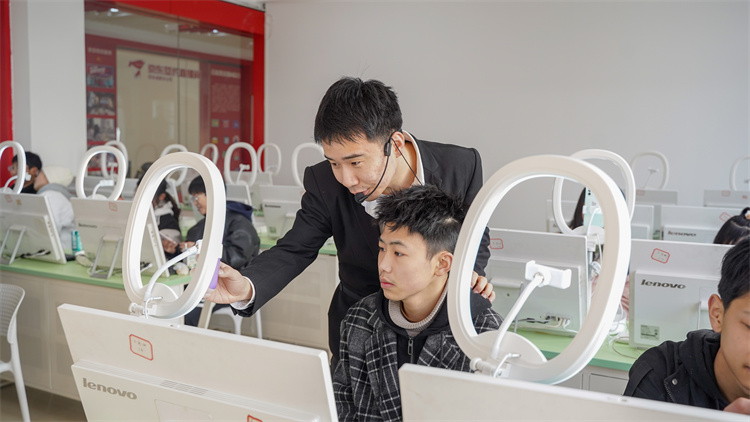 新學(xué)期 新氣象2022新華第一次升旗儀式隆重舉行！