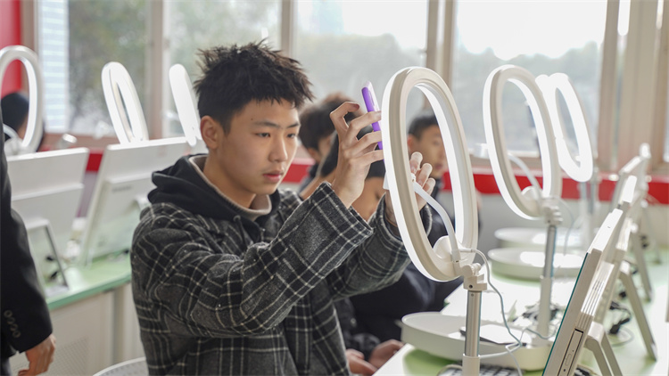 新學(xué)期 新氣象2022新華第一次升旗儀式隆重舉行！