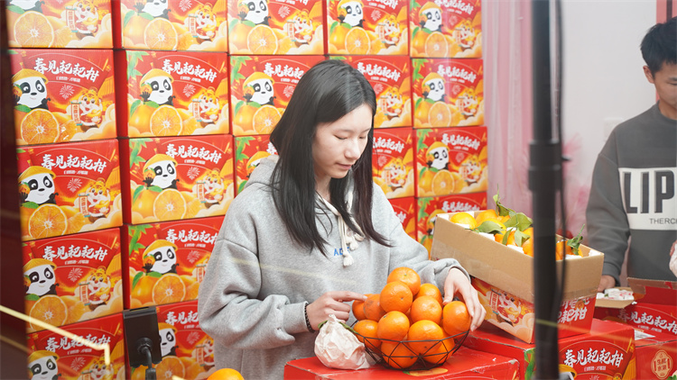 電商專業(yè)學(xué)生電商直播實訓(xùn)活動如火如荼開展中……