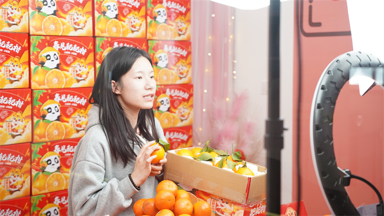 電商專業(yè)學(xué)生電商直播實訓(xùn)活動如火如荼開展中……