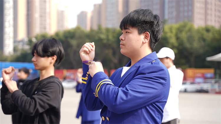 國(guó)防風(fēng)采！新華國(guó)防少年不怕練！