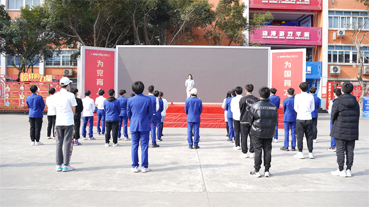 國(guó)防風(fēng)采！新華國(guó)防少年不怕練！