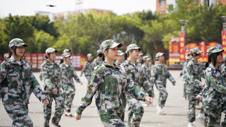 成都新華高級(jí)技工學(xué)校素質(zhì)拓展訓(xùn)練匯演盛大啟幕