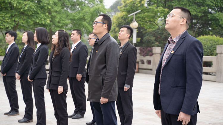 清明祭英烈，新華獻(xiàn)哀思