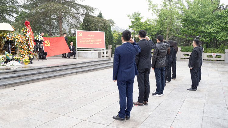 清明祭英烈，新華獻(xiàn)哀思
