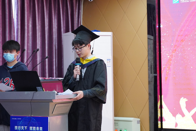 2022年春季畢業(yè)典禮暨優(yōu)秀畢業(yè)生表彰大會(huì)圓滿禮成