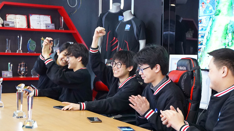 RNG三比二奪冠！電子競(jìng)技行業(yè)崛起