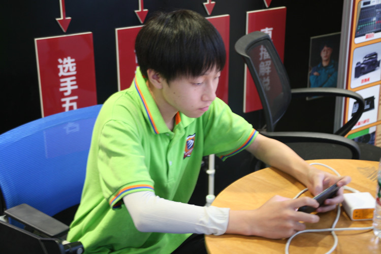 轉(zhuǎn)學(xué)逐夢(mèng)，競(jìng)技新華