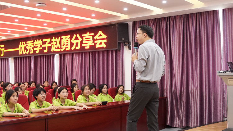 我校年度十佳創(chuàng)就業(yè)之星頒獎(jiǎng)盛典圓滿禮成