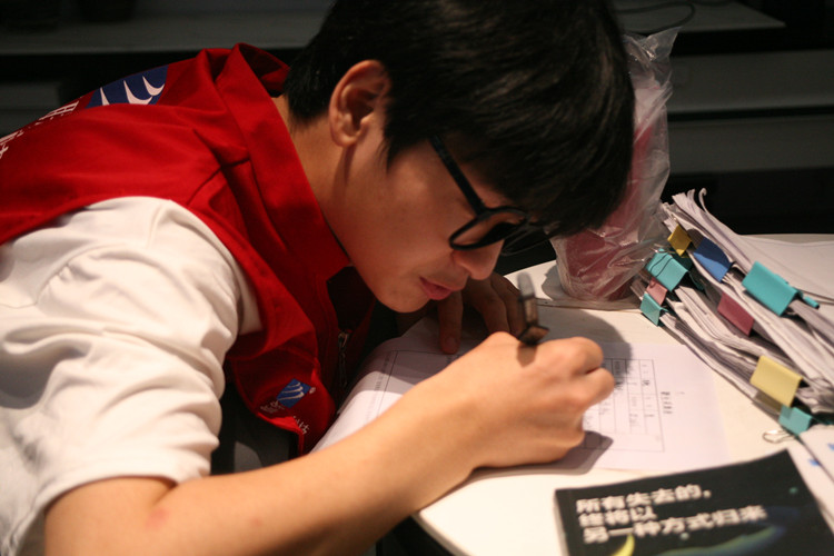 新華學(xué)子|勇攀高峰，研精覃思