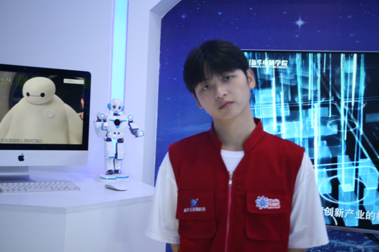 新華學(xué)子|勇攀高峰，研精覃思