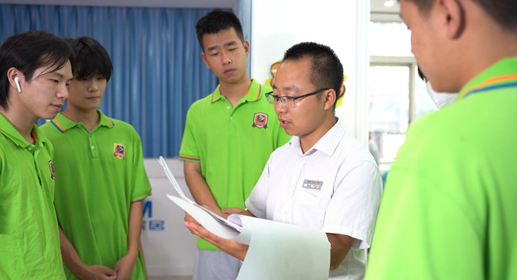 鶴發(fā)銀絲印日月，丹心熱血沃新花