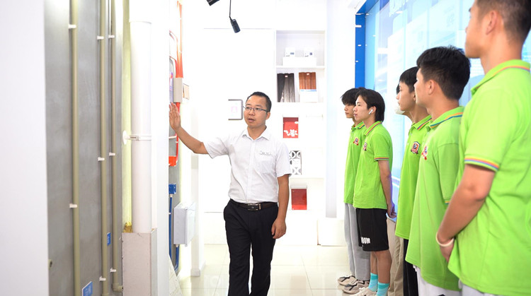 鶴發(fā)銀絲印日月，丹心熱血沃新花