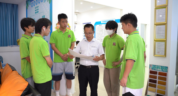 鶴發(fā)銀絲印日月，丹心熱血沃新花