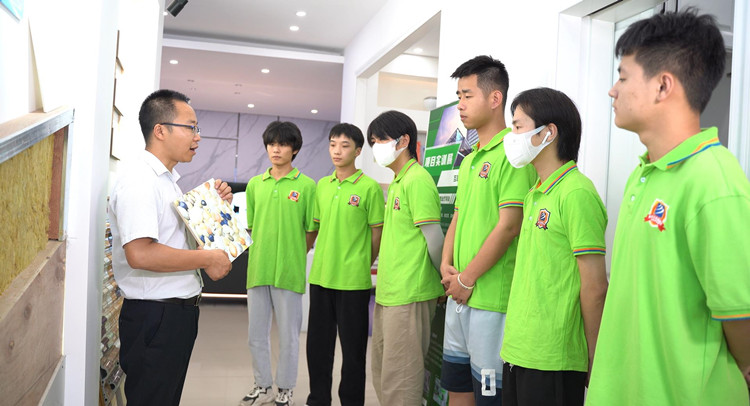 鶴發(fā)銀絲印日月，丹心熱血沃新花