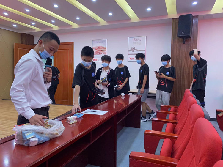 我負(fù)責(zé)雨露陽光，你負(fù)責(zé)茁壯成長