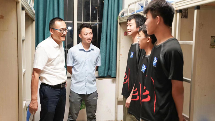 我負(fù)責(zé)雨露陽光，你負(fù)責(zé)茁壯成長