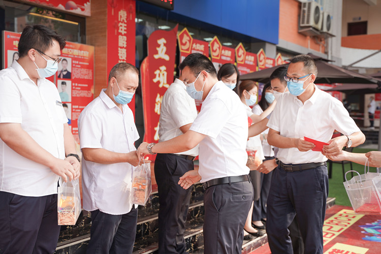 雙節(jié)同慶，情滿校園