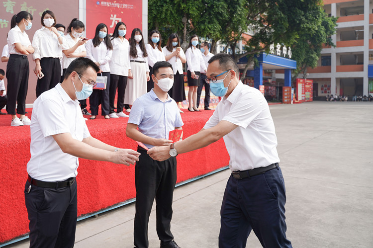 雙節(jié)同慶，情滿校園