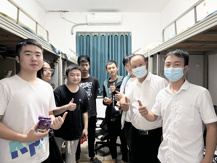 雙節(jié)同慶，情滿校園