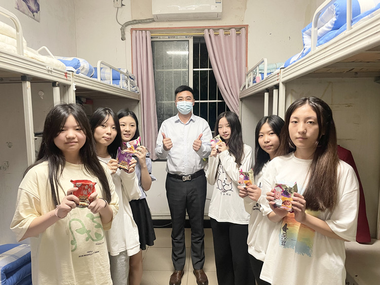 雙節(jié)同慶，情滿校園