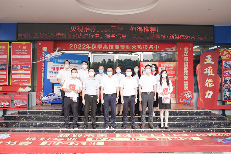 雙節(jié)同慶，情滿校園