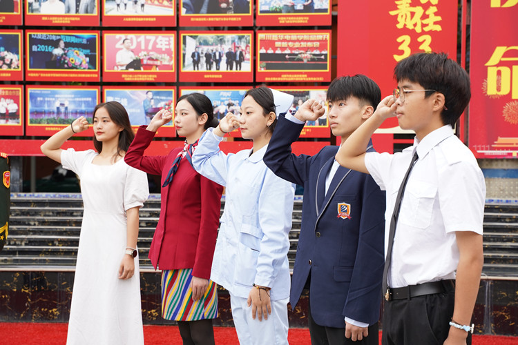 祖國頌！新華迎國慶，祝?！罢b”祖國