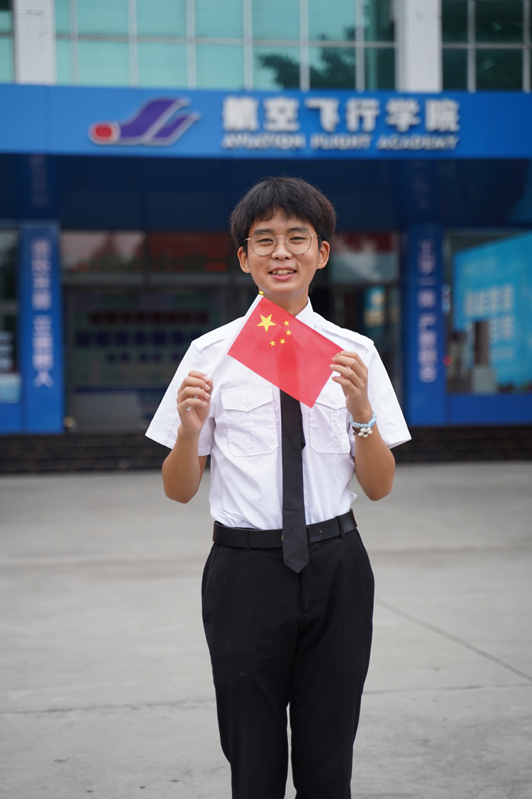 祖國頌！新華迎國慶，祝?！罢b”祖國