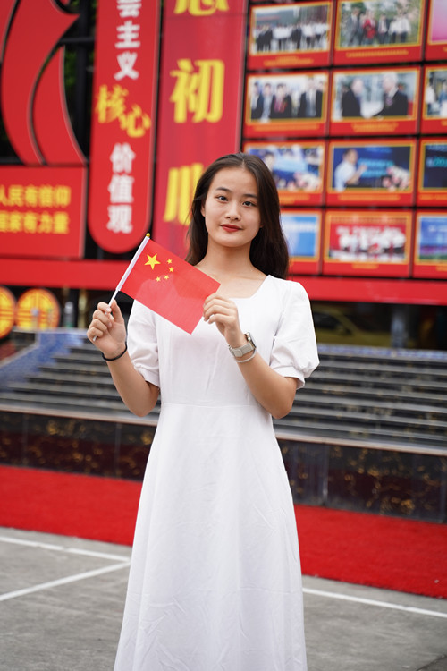 祖國頌！新華迎國慶，祝?！罢b”祖國