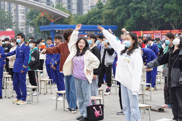 程龍老師新華“學(xué)生習(xí)慣養(yǎng)成教育”主題演講