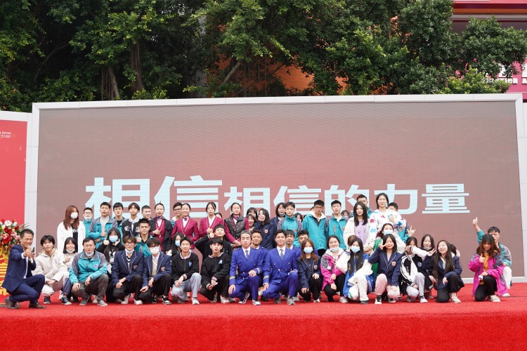 程龍老師新華“學(xué)生習(xí)慣養(yǎng)成教育”主題演講