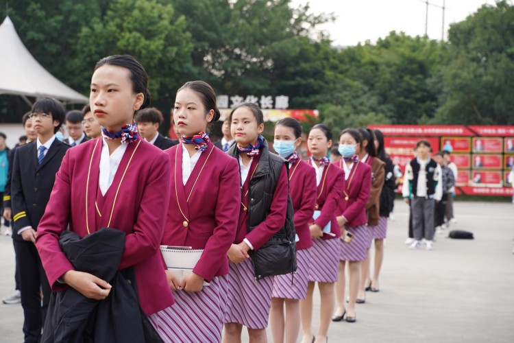 二十大奮進(jìn)譜華章，新華緊隨育棟梁