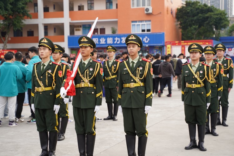 二十大奮進(jìn)譜華章，新華緊隨育棟梁