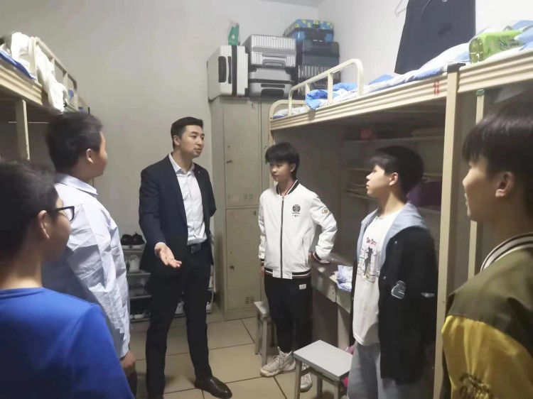 二十大奮進(jìn)譜華章，新華緊隨育棟梁