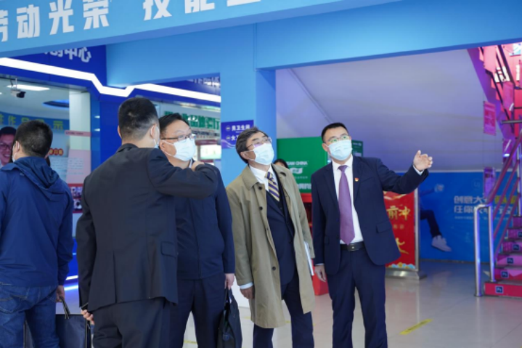 成都市技工院校規(guī)范辦學(xué)評估工作組一行蒞臨我校開展規(guī)范辦學(xué)評估工作