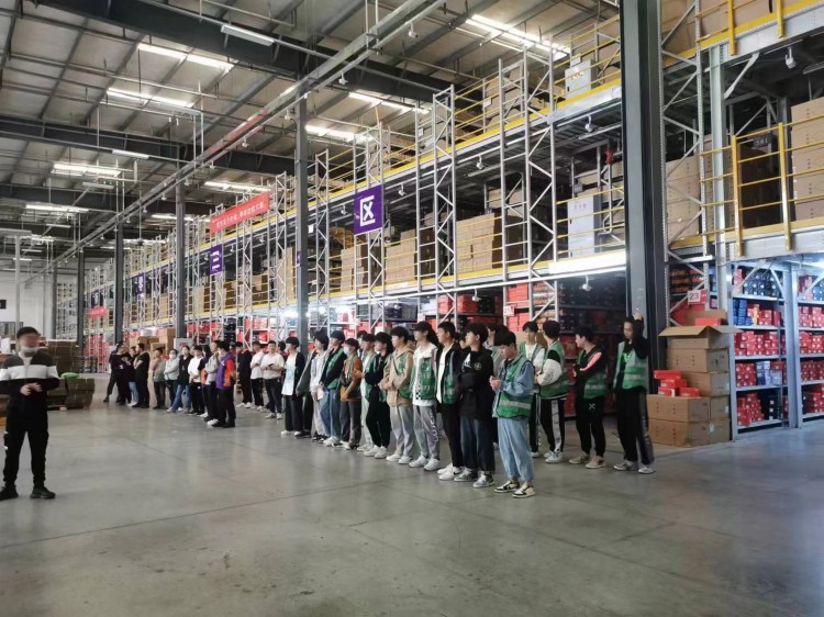 桃李滿天下，春暉遍四方