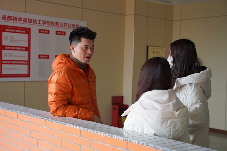 桃李滿天下，春暉遍四方