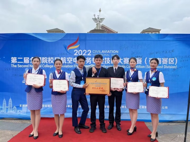 優(yōu)秀學(xué)子|逐夢(mèng)藍(lán)天，共赴未來(lái)