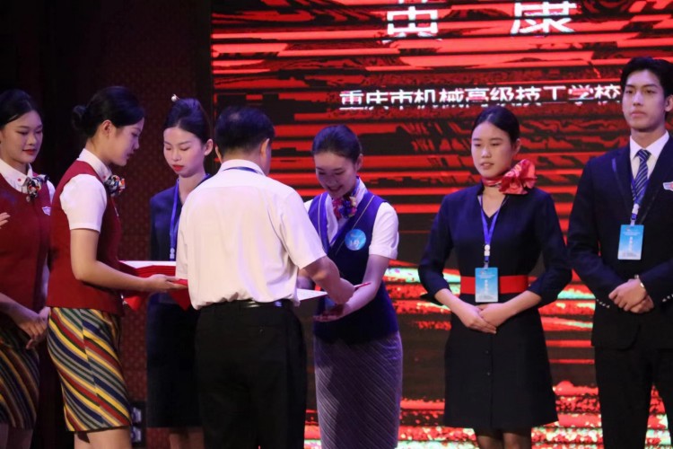 優(yōu)秀學(xué)子|逐夢(mèng)藍(lán)天，共赴未來(lái)