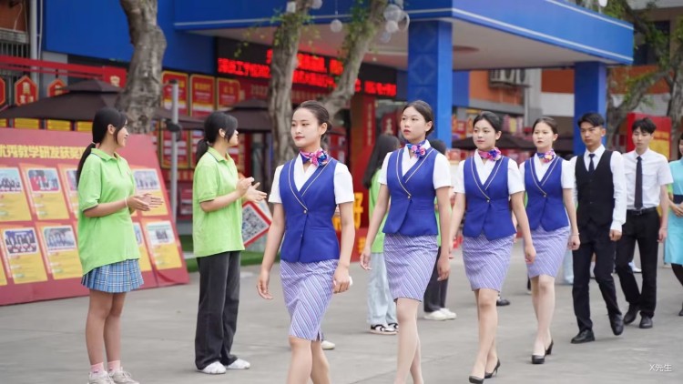 優(yōu)秀學(xué)子|逐夢(mèng)藍(lán)天，共赴未來(lái)