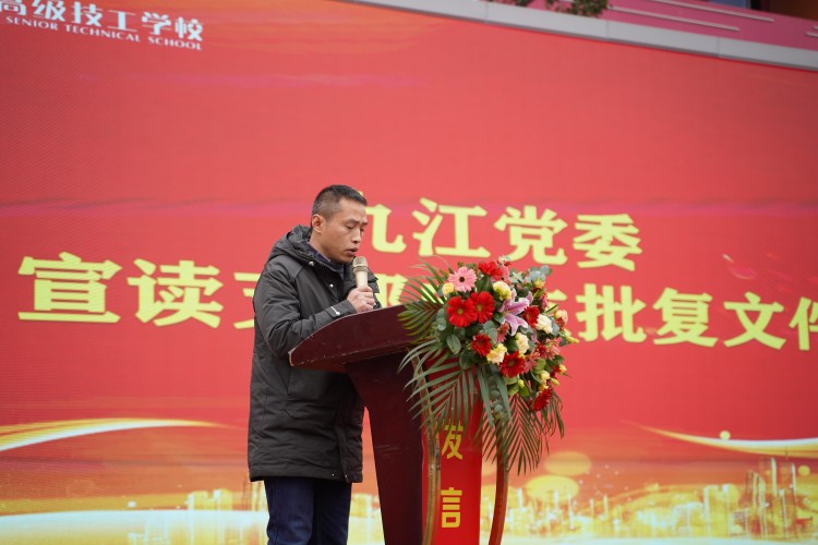 青春心向黨！與新華新生團員一起見證這場授牌、揭牌儀式