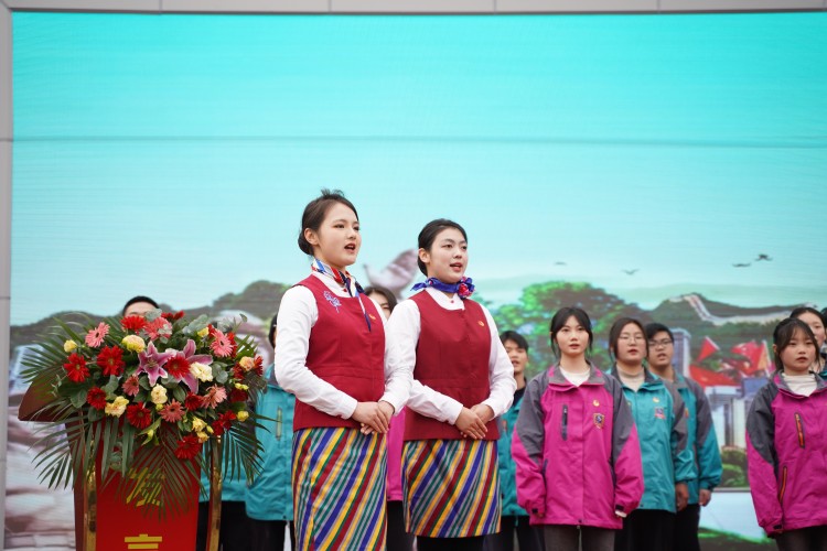 青春心向黨！與新華新生團員一起見證這場授牌、揭牌儀式