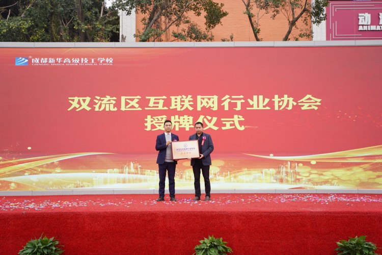 青春心向黨！與新華新生團員一起見證這場授牌、揭牌儀式