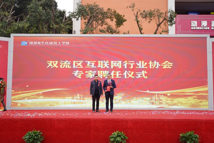 青春心向黨！與新華新生團員一起見證這場授牌、揭牌儀式